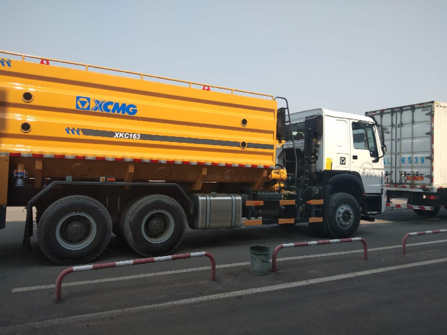 水泥撒布車(chē)撒布不均勻的原因及解決方法？